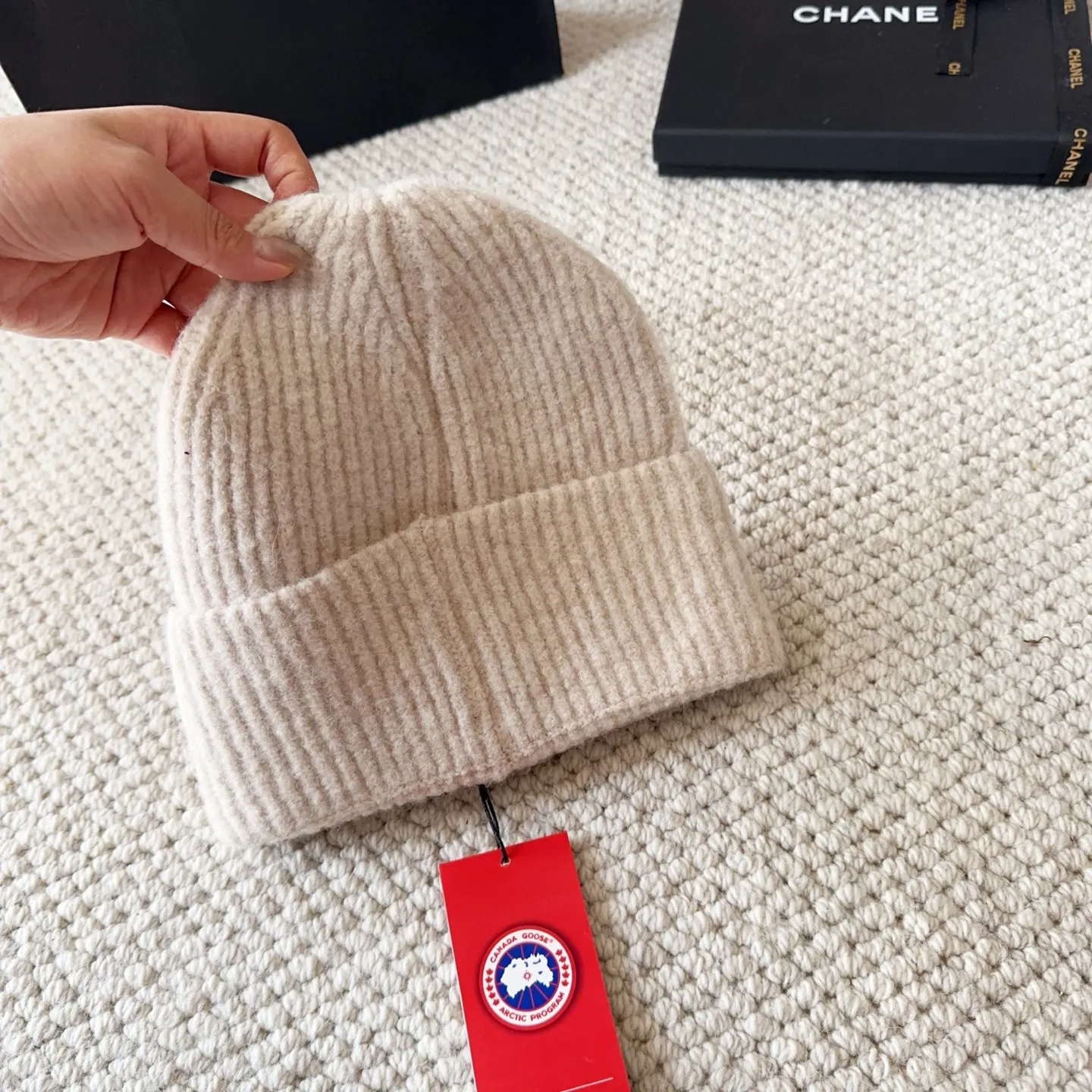 💰60 CANADA GOOSE Canada Goose winter warm cashmere cold hat. Rabbit wool material, thick feel, not easy to deform. Fashionable and versatile couple hat, imported embroidery logo, cashmere cotton yarn, sold in high quality three colors. Head circumference: 55-58cm available